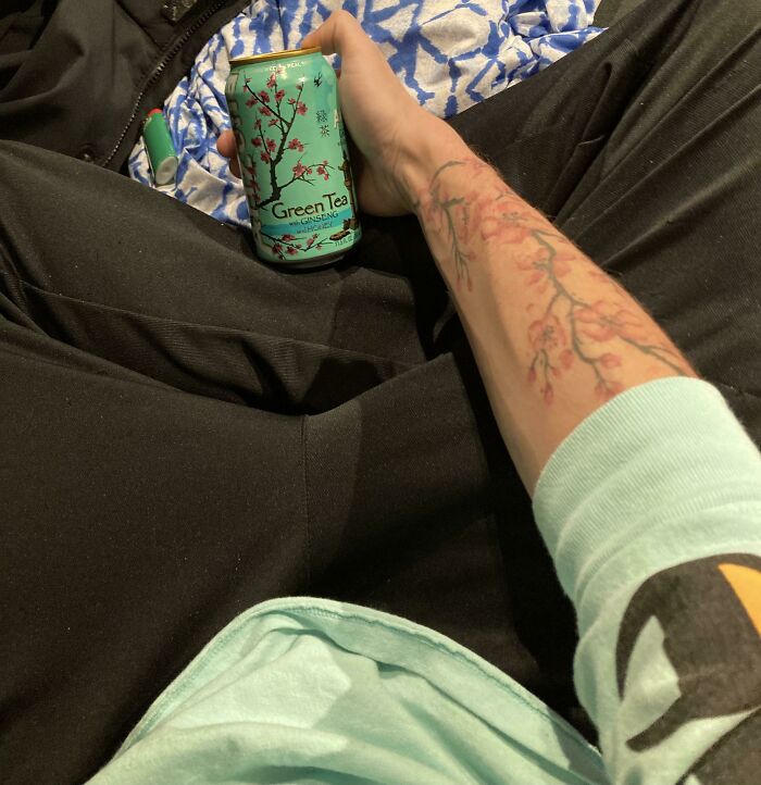 Cogí una lata de té verde Arizona en casa de un amigo y me di cuenta de que mi tatuaje y mi camiseta hacían juego con la lata