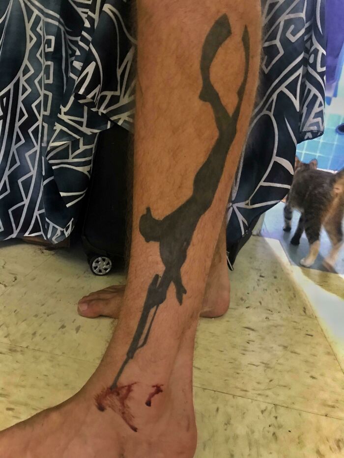 El corte que me hice en mi tobillo hace que parezca que me disparó mi tatuaje de pesca submarina