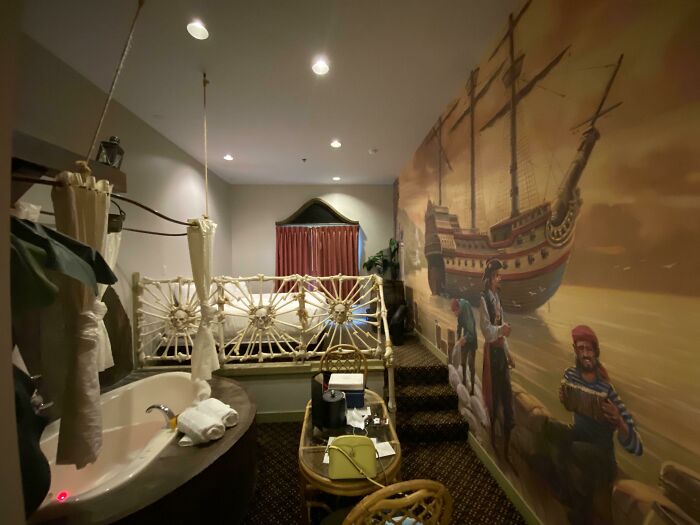 Mi mujer nos ha reservado una habitación pirata para celebrar nuestro aniversario... Oigamos esos chistes