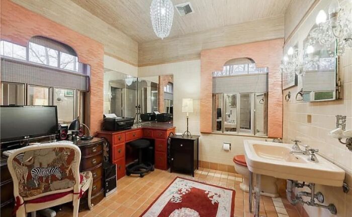 40 Of The Worst Examples Of Home Decor That People Thought Deserved To Be Roasted On This Facebook Group (New Pics)