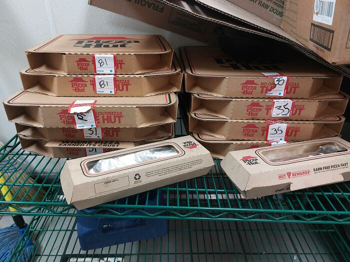  Hoy, el Pizza Hut en el que trabajo fue víctima de pedidos en broma. Ahora, debemos tirar toda esta comida
