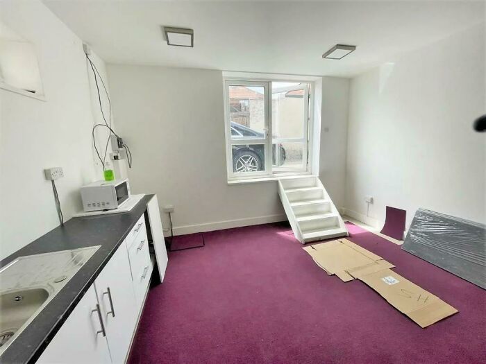 Un apartamento en Londres sin puerta principal. Sólo unas escaleras que llevan a una ventana