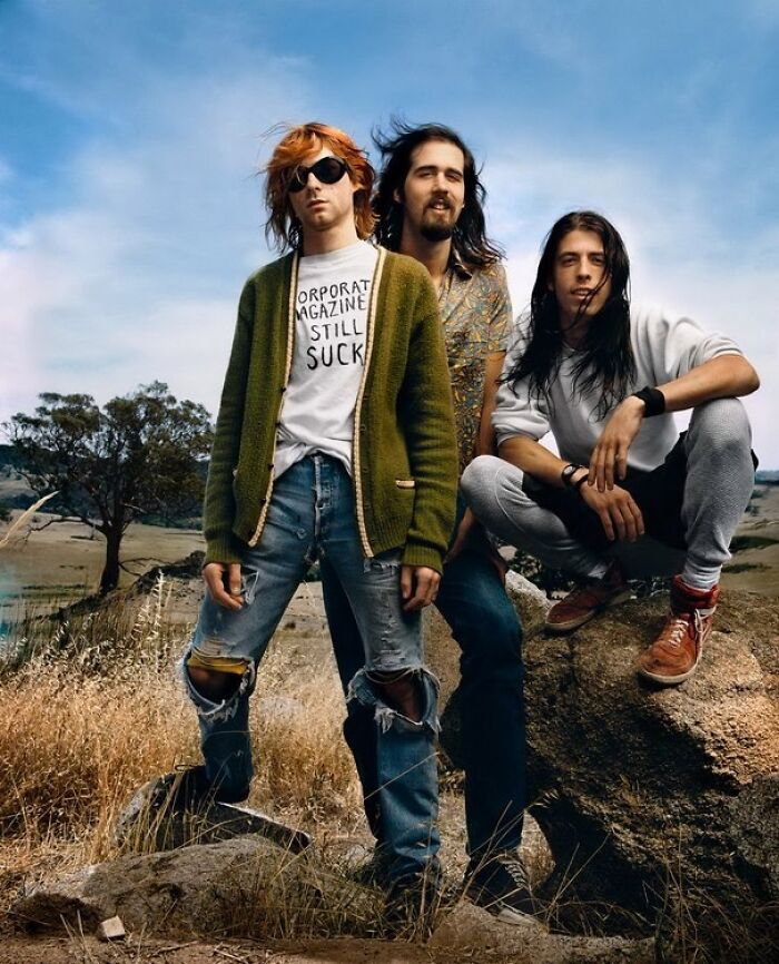 Kurt Cobain con una camiseta de "Las revistas corporativas siguen dando asco" durante la sesión de fotos de Nirvana para la revista Rolling Stone, 1992