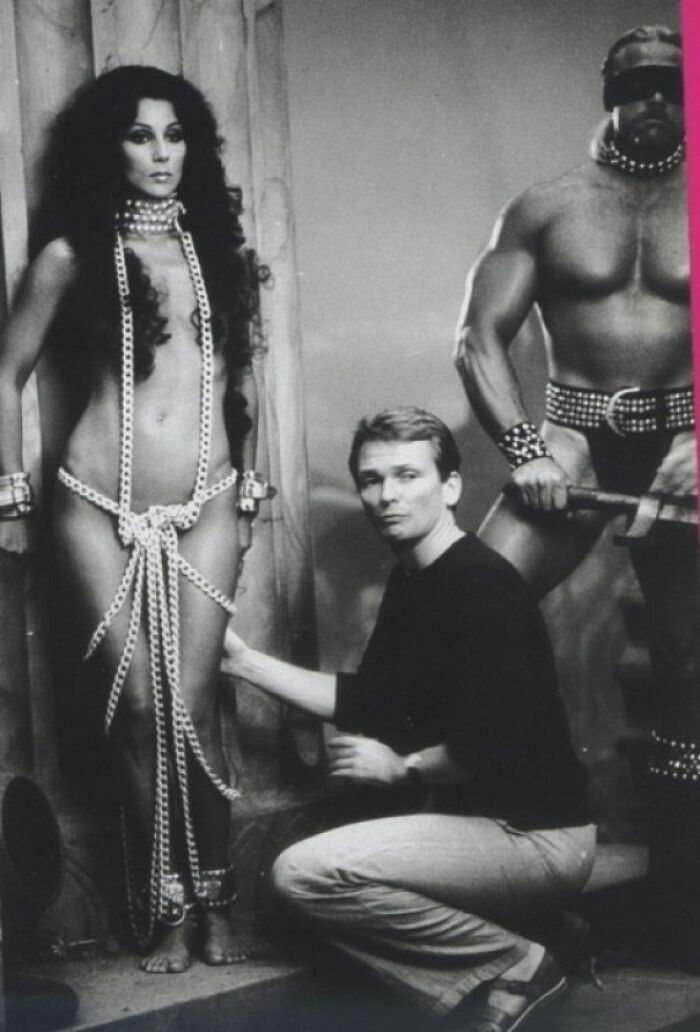 Cher... Sesión de fotos de la portada del álbum "Prisoner" con estilismo de Bob Mackie... (alrededor de 1978)