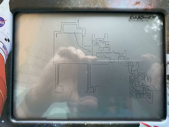Mi hija recibió un Etch-A-Sketch hoy por su 8º cumpleaños. Dibujó un gato vomitando