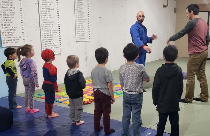 Mi hijo fue invitado a una fiesta de cumpleaños para aprender movimientos de "superhéroe", también conocido como Jujitsu. Se lo tomó muy en serio