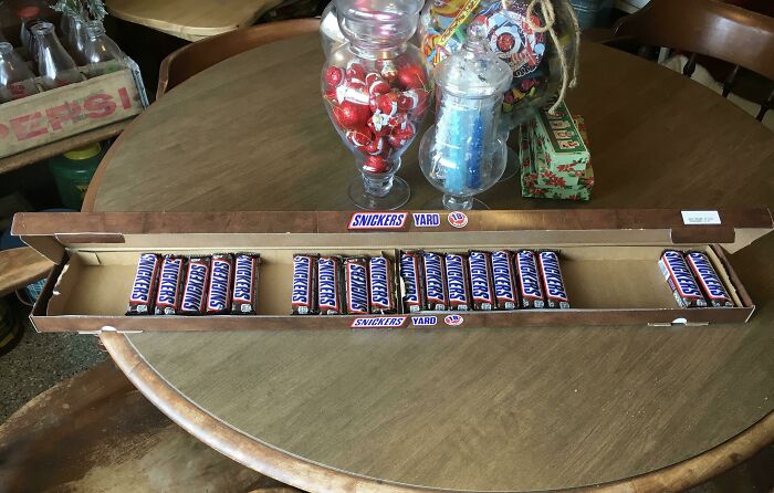 Un paquete de 90 cm de Snickers. Lo siento, pero arranqué las solapas de cartón que los mantenían centrados...