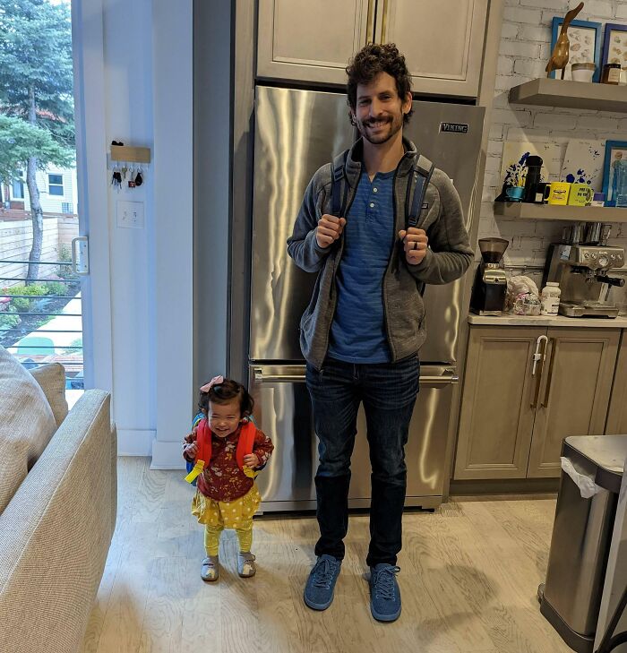 Mi hija tiene su primera mochila y ahora vamos a juego. A la guardería y al trabajo