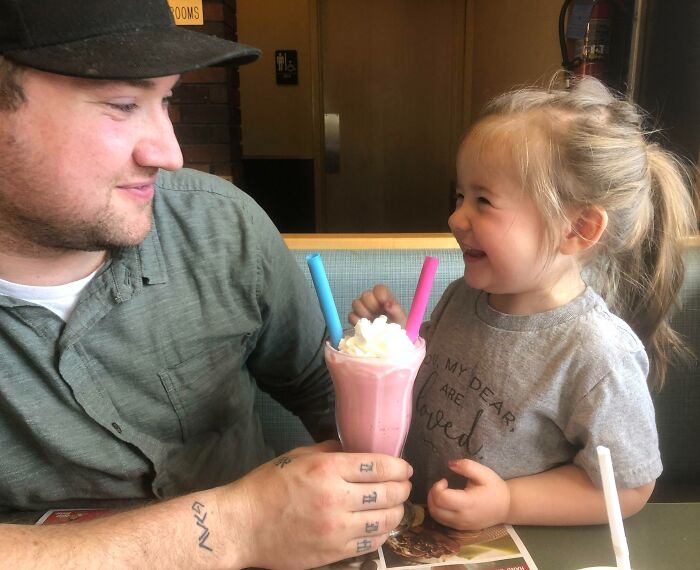 Mi padre y yo solíamos tomar malteadas juntos todo el tiempo. Mi hija y yo compartimos nuestra primera malteada juntos