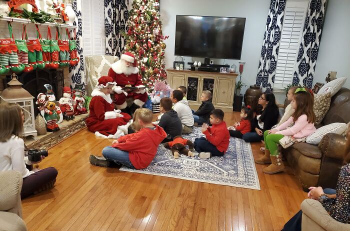 Mi papá conduce un autobús escolar para niños con necesidades especiales. Y este año invitó a todos los niños a su casa para ver a Santa Claus. También compró regalos para todos los niños para que Santa se los diera