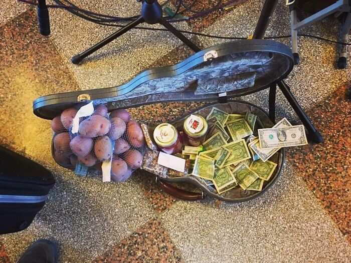 Hace cuatro años toqué en un mercado local de agricultores y recibí propinas en papas, mermelada de chabacano y barras de nueces