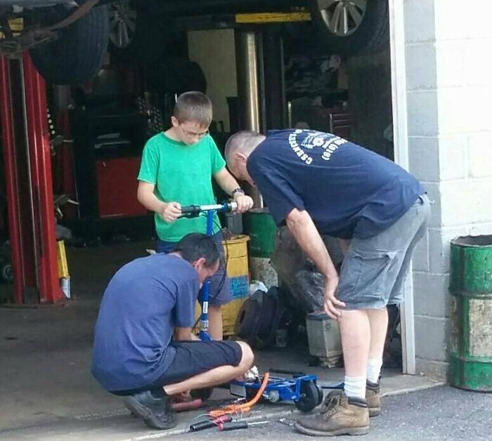 Mi hermano pequeño encontró un scooter eléctrico roto en un bazar. Quería que funcionara, así que le pidió a mi mamá que lo llevara al mecánico para que se lo arreglaran