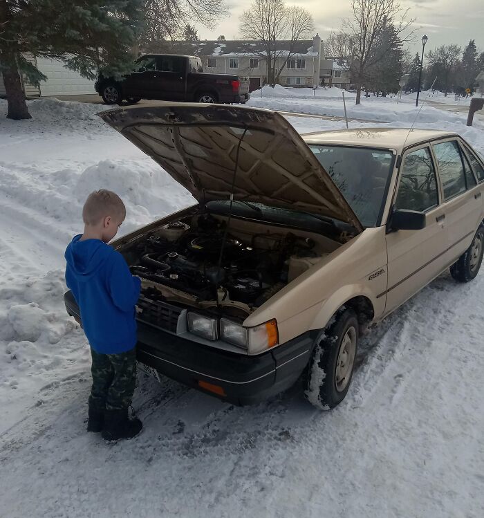 Hay un joven autista en mi barrio al que le gusta venir dos veces a la semana a ver mi coche viejo. La única vez que habla es cuando está cerca de mi coche