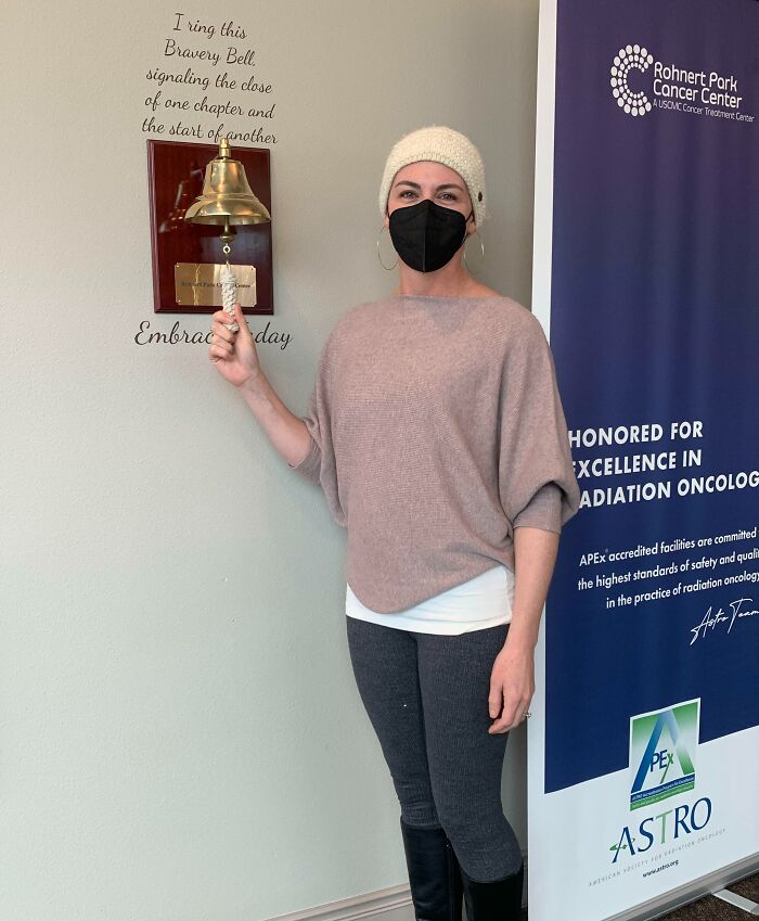 Desde febrero, he pasado por 2 cirugías, 8 rondas de quimioterapia y 21 rondas de radiación. Hoy mi doctor dijo que estoy curada de cáncer de mama.