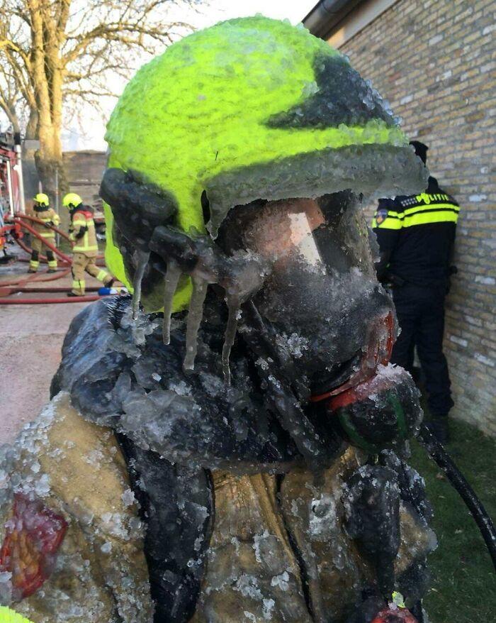 Un bombero holandés apaga un incendio en condiciones gélidas