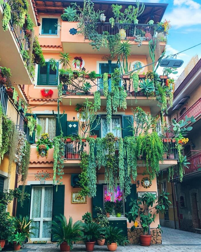 Este edificio en Italia podría ser la iglesia de este subreddit