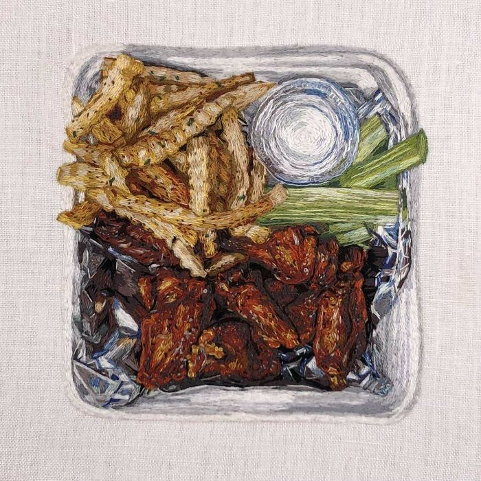 Diez piezas de alitas de pollo con papas fritas 