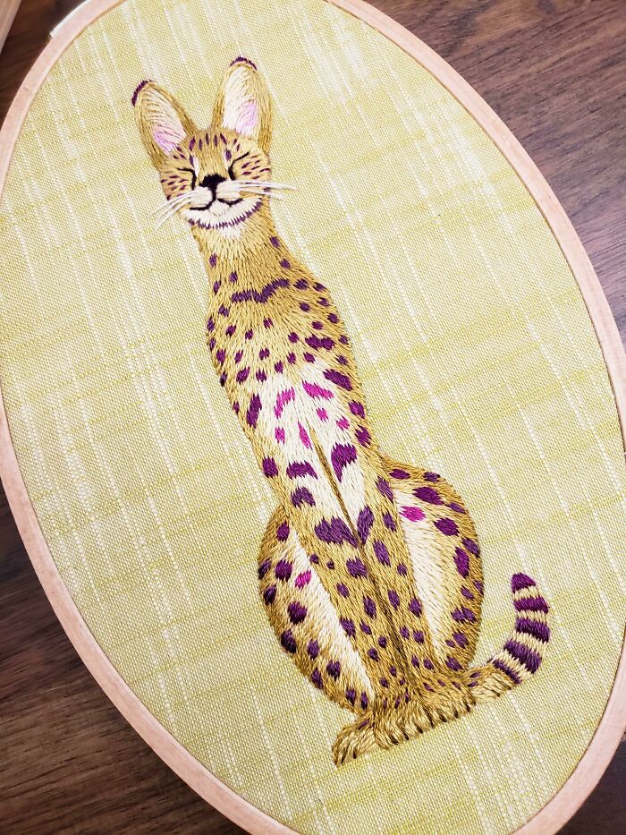 Un serval en un bastidor ovalado