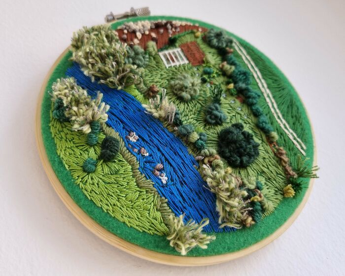 Mi primer bordado es un pequeño jardín junto al arroyo, hecho con lana 