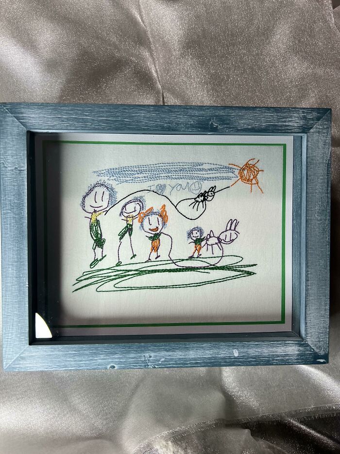 ¡Una idea original! Este es el dibujo que hizo mi sobrina y que convertí en un bordado enmarcado para mi hermana. Lo enmarqué yo misma