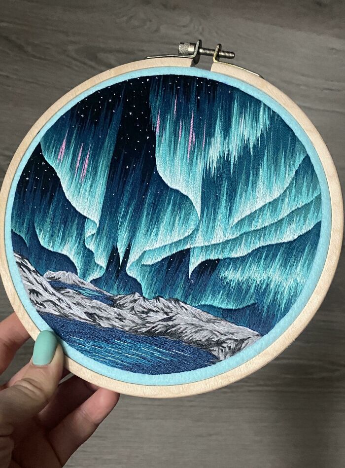 Otro de mis trabajos con auroras boreales. Creo que voy a tomar un descanso con estos paisajes y empezar con bordados más coloridos 