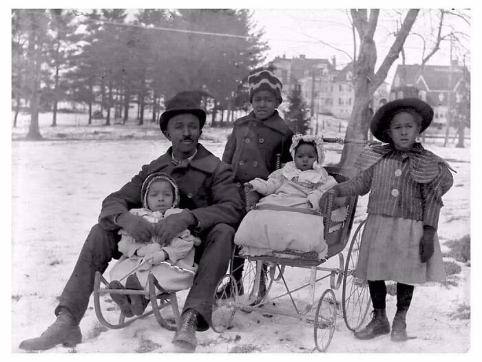 Un padre con sus 4 hijas, 1904