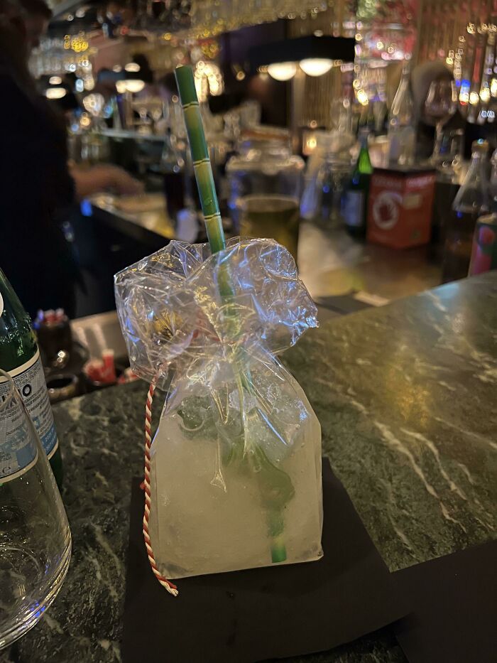 Cóctel servido en una bolsa de plástico