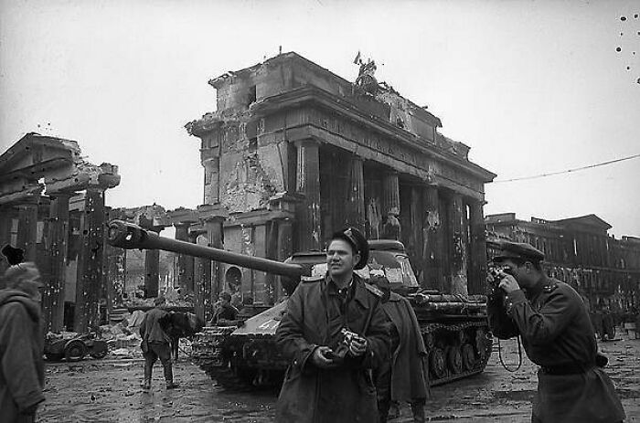 En la foto, el fotógrafo ruso Yevgeny Khaldei (centro) en Berlín con las fuerzas soviéticas, cerca de la Puerta de Brandemburgo en mayo de 1945