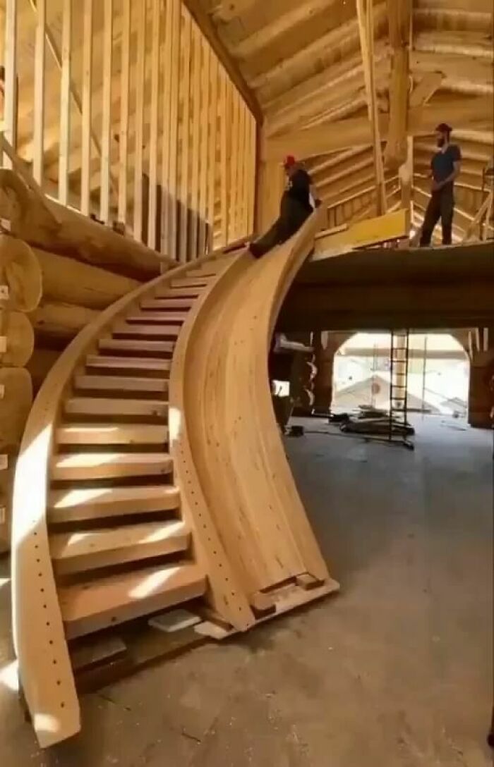 Escalera curva y tobogán