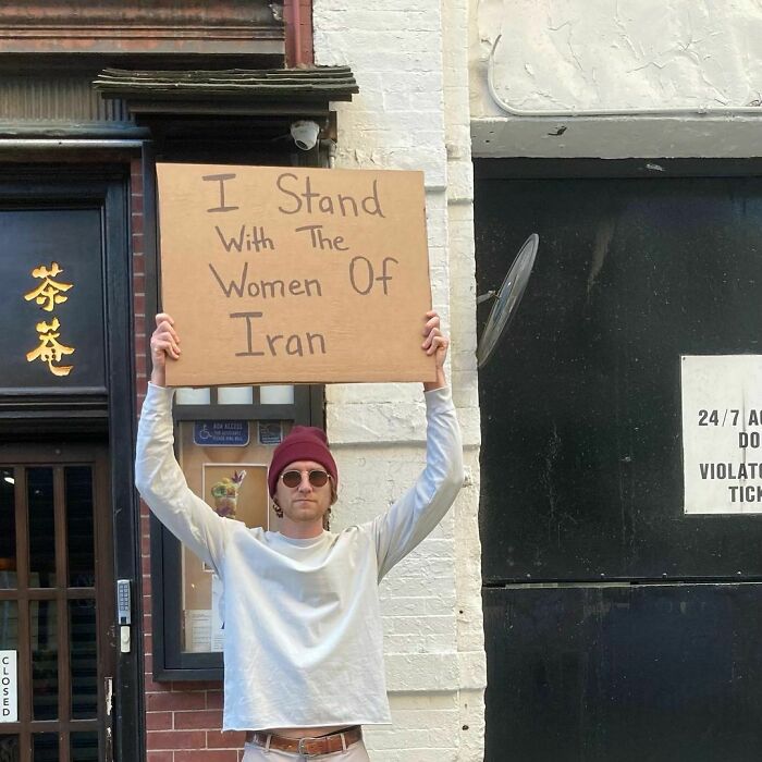 30 Times ‘Dude With Sign’ Did Everyone A Public Service And Protested Against Annoying Everyday Things (New Pics)