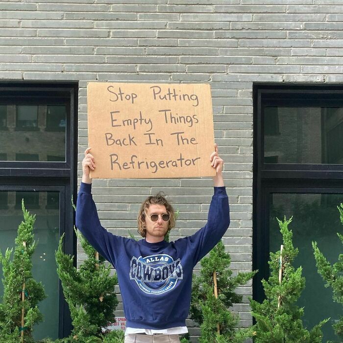 30 Times ‘Dude With Sign’ Did Everyone A Public Service And Protested Against Annoying Everyday Things (New Pics)