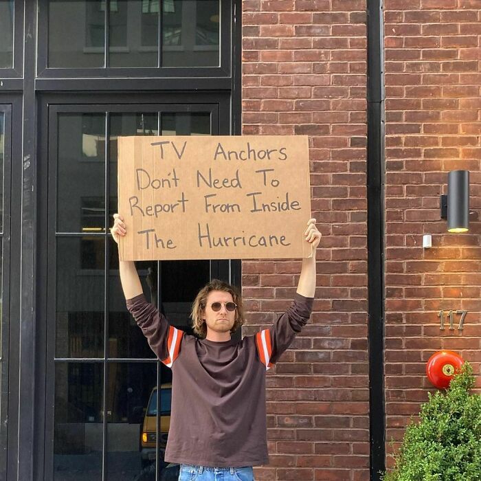 30 Times ‘Dude With Sign’ Did Everyone A Public Service And Protested Against Annoying Everyday Things (New Pics)