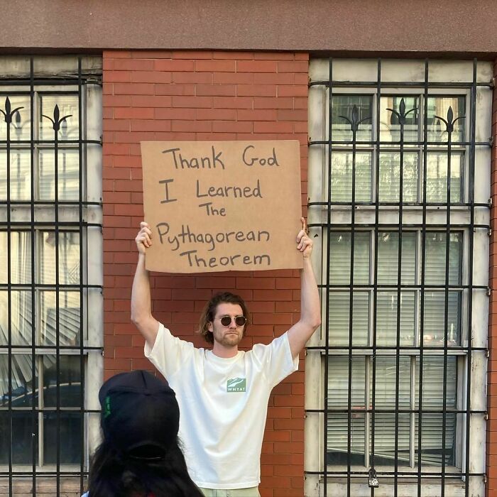 30 Times ‘Dude With Sign’ Did Everyone A Public Service And Protested Against Annoying Everyday Things (New Pics)