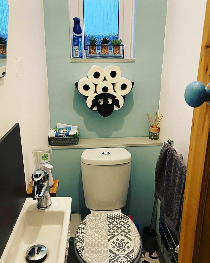 Colocamos nuestro nuevo portarrollos de papel higiénico y me siento muy contento con él, jaja. ¡Lo tuvimos que poner en un lugar central!