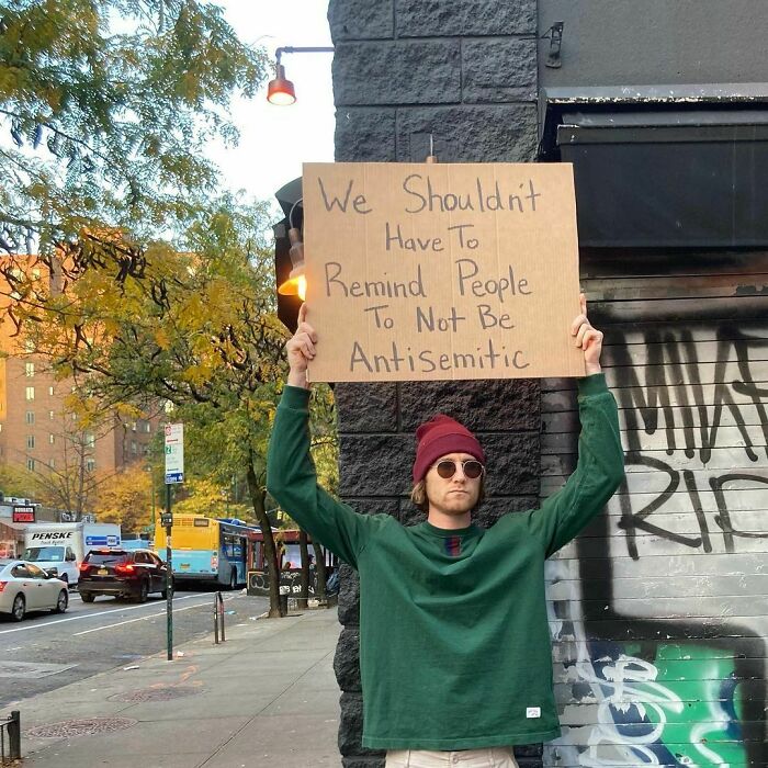 30 Times ‘Dude With Sign’ Did Everyone A Public Service And Protested Against Annoying Everyday Things (New Pics)