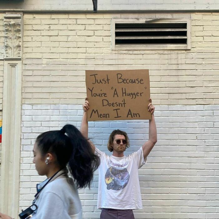 30 Times ‘Dude With Sign’ Did Everyone A Public Service And Protested Against Annoying Everyday Things (New Pics)