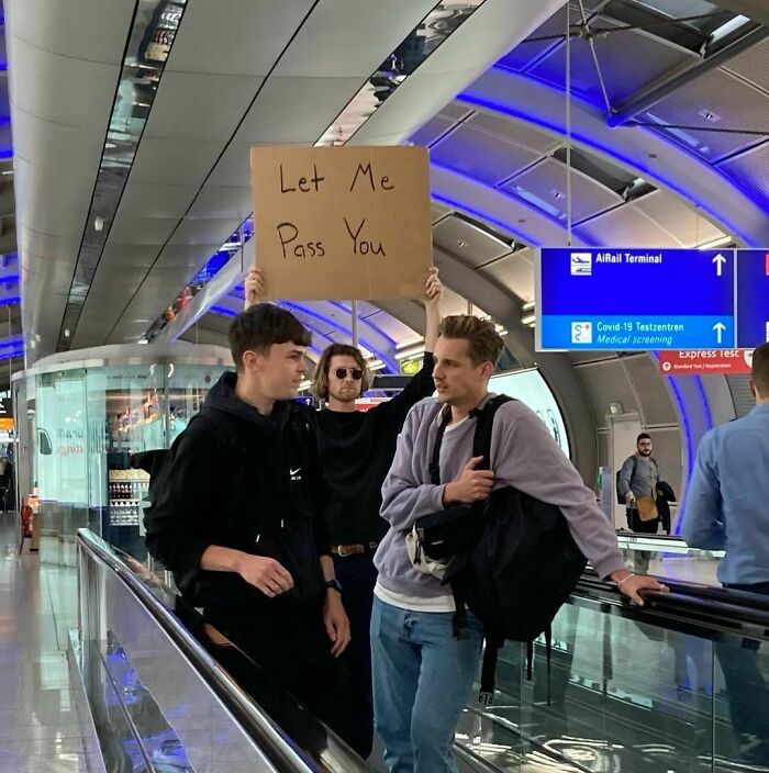 30 Times ‘Dude With Sign’ Did Everyone A Public Service And Protested Against Annoying Everyday Things (New Pics)