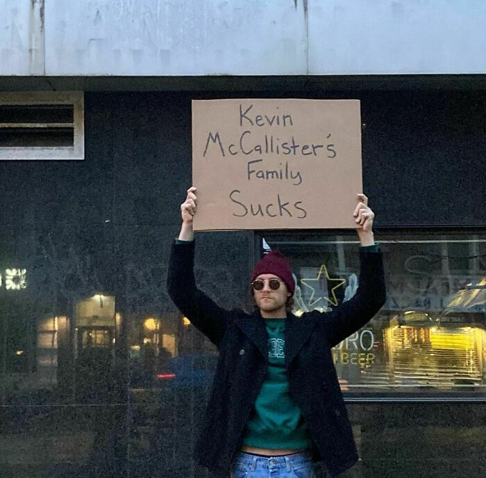 30 Times ‘Dude With Sign’ Did Everyone A Public Service And Protested Against Annoying Everyday Things (New Pics)