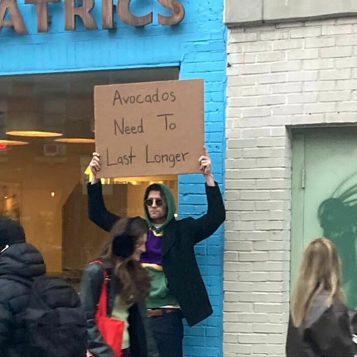 30 Times ‘Dude With Sign’ Did Everyone A Public Service And Protested Against Annoying Everyday Things (New Pics)