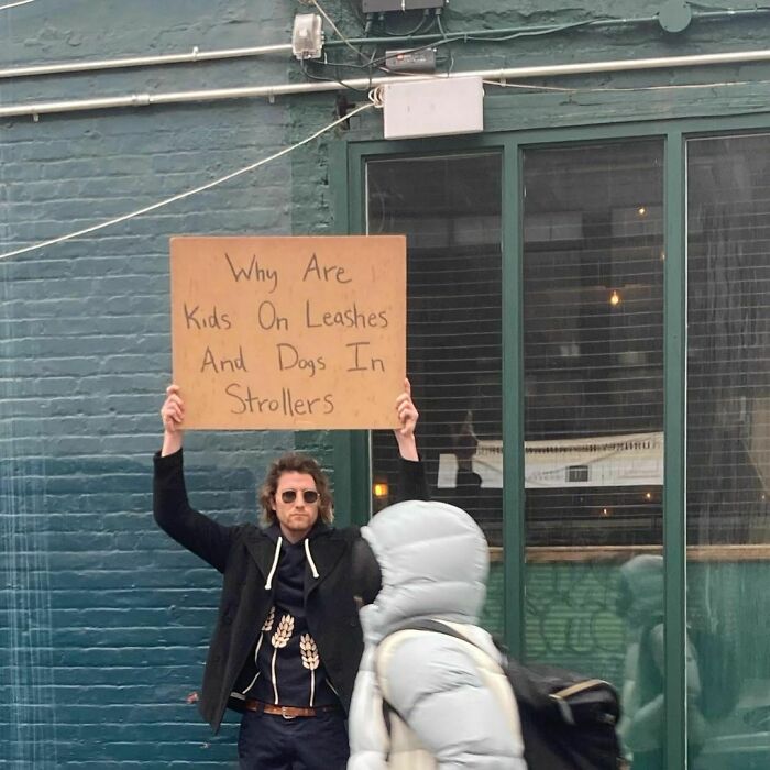 30 Times ‘Dude With Sign’ Did Everyone A Public Service And Protested Against Annoying Everyday Things (New Pics)