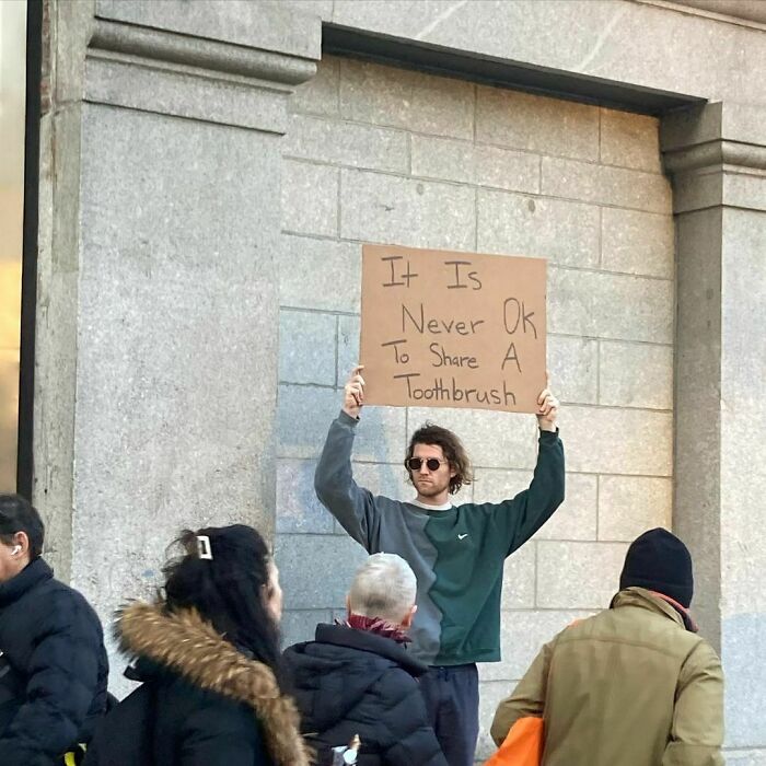 30 Times ‘Dude With Sign’ Did Everyone A Public Service And Protested Against Annoying Everyday Things (New Pics)