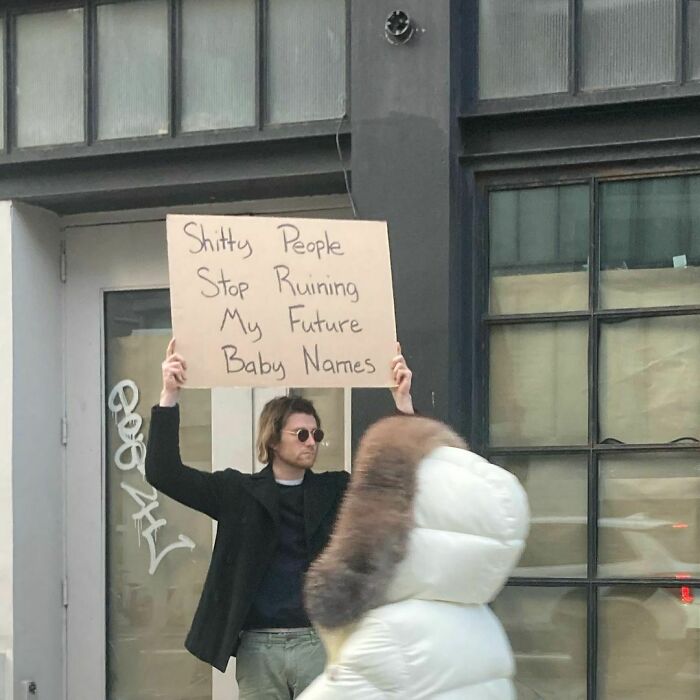 30 Times ‘Dude With Sign’ Did Everyone A Public Service And Protested Against Annoying Everyday Things (New Pics)