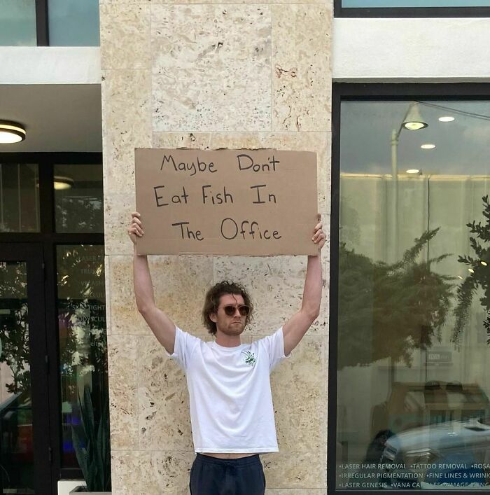 30 Times ‘Dude With Sign’ Did Everyone A Public Service And Protested Against Annoying Everyday Things (New Pics)
