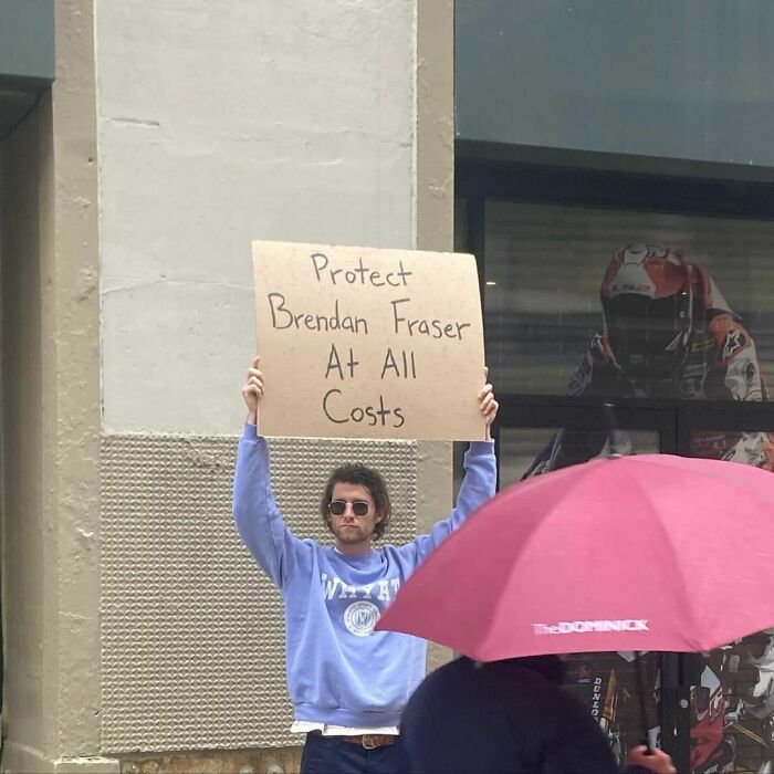 30 Times ‘Dude With Sign’ Did Everyone A Public Service And Protested Against Annoying Everyday Things (New Pics)