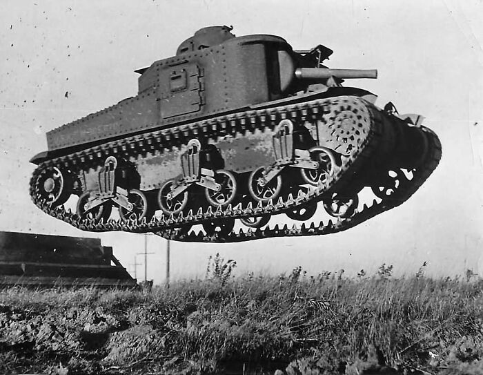 Pensé que esta era una foto bastante genial. En la foto aparece un M3 Lee americano volando por los aires en una carrera de obstáculos