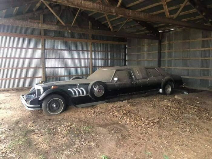 Limusina Cadillac modelo Eldorado de 1975 abandonada