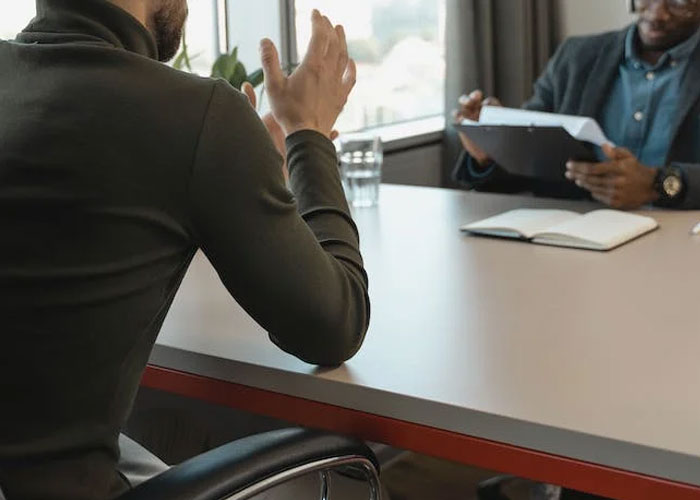 25 Historias salvajes de empleados vengándose de sus jefes antes de renunciar
