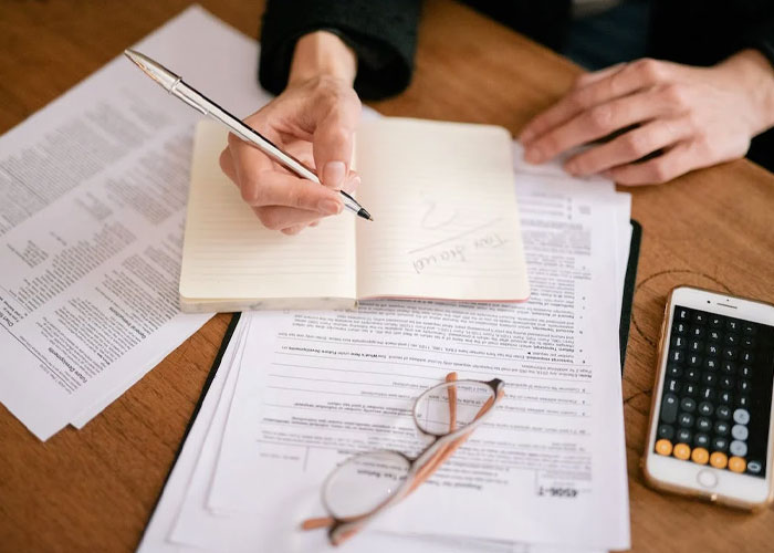 25 Historias salvajes de empleados vengándose de sus jefes antes de renunciar