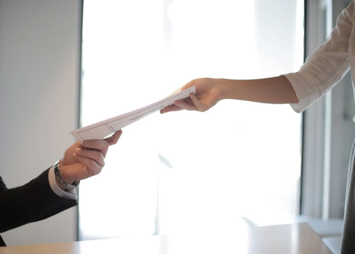25 Historias salvajes de empleados vengándose de sus jefes antes de renunciar