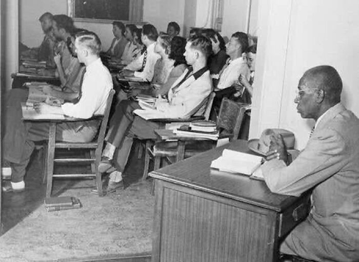 Este es George W. Mclaurin en 1948 segregado del resto de su clase universitaria